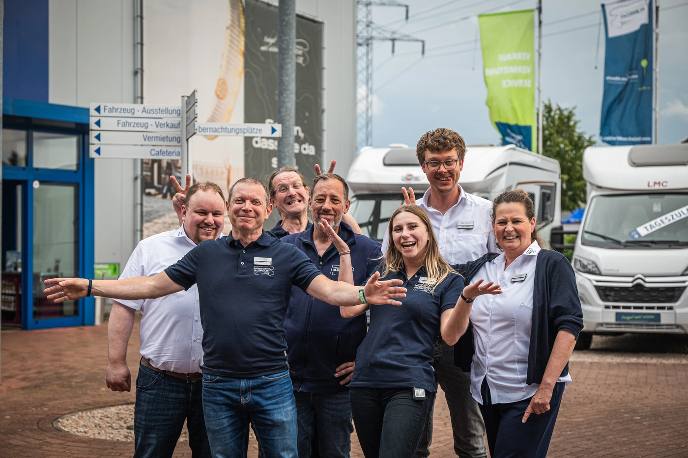 Das Team vom Freizeit-Center Albrecht vor dem Eingang in Winsen an der Luhe