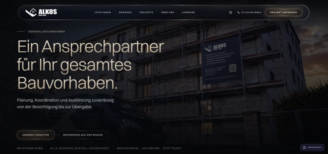 Startseite der ALKOS Gruppe: eingerüstetes Mehrfamilienhaus in der Abenddämmerung mit ALKOS-Bauschild, links die Überschrift Ein Ansprechpartner für Ihr gesamtes Bauvorhaben.