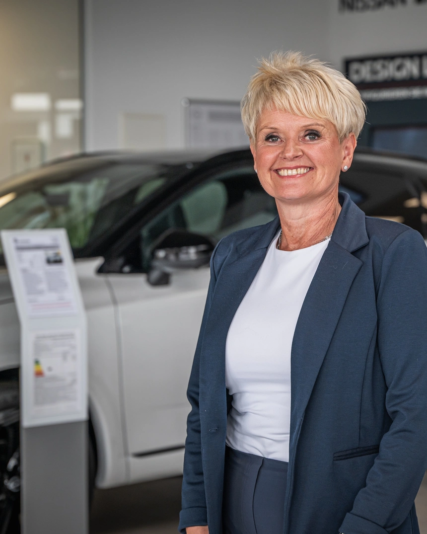 Verkäuferin im Showroom eines Autohauses