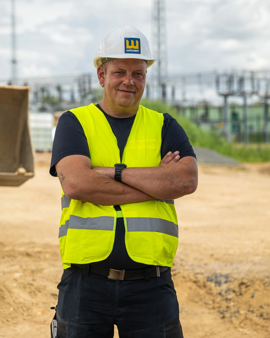 Mitarbeiter von WAGNER Tiefbau mit Helm und Warnweste auf der Baustelle
