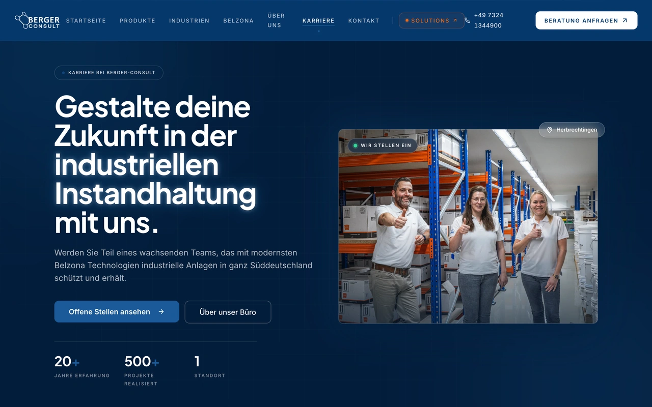 Karriereseite von Berger Consult am Rechner: Überschrift neben einem Teamfoto im Lager