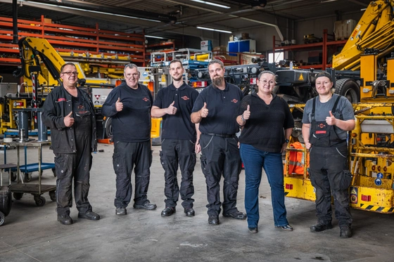 Das Team von B.O.E. TECHNIK vor einem Zweiwegefahrzeug auf dem Gelände in Landsberg-Hohenthurm