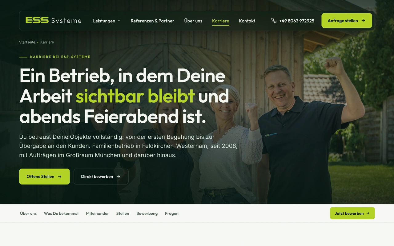 Karriereseite von ESS-Systeme am Rechner: Überschrift über einem Teamfoto vor einer Holzfassade