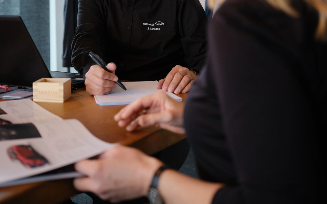 Serviceberater im Gespräch mit einer Kundin