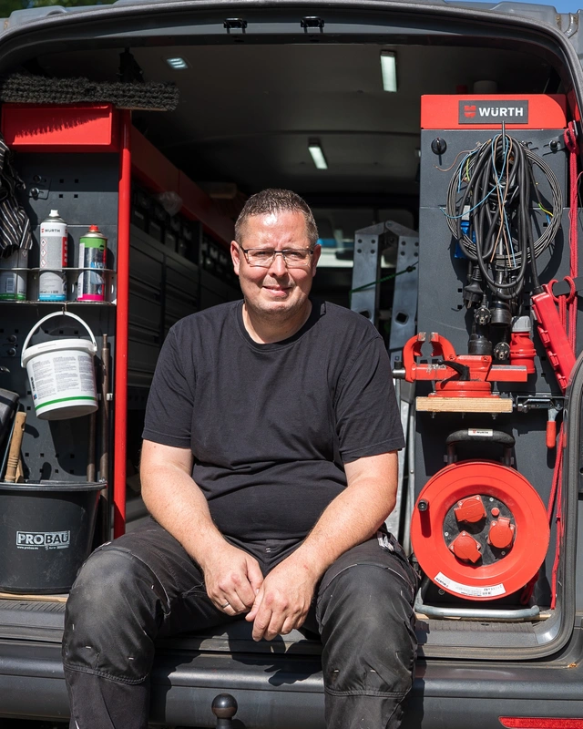 Monteur im ausgebauten Servicewagen