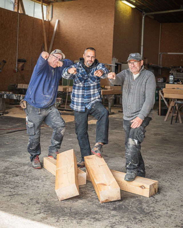 Junge Handwerker in der Holzwerkstatt