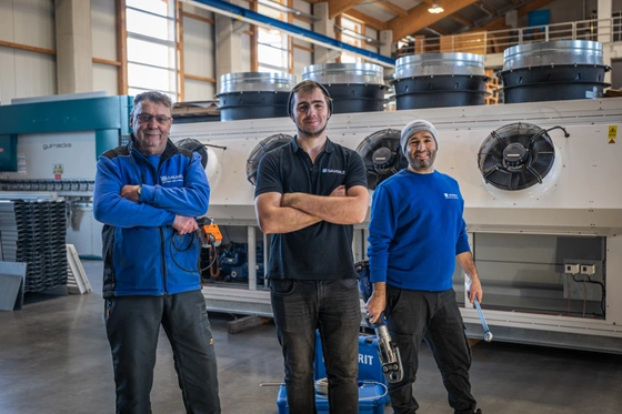 Mitarbeiter von Gaugele bei der Montage einer Lager- und Klimaanlage