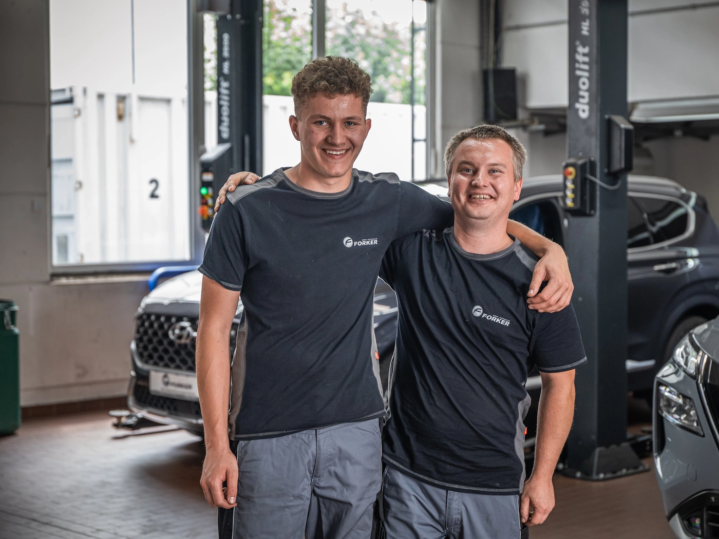 Zwei junge Mechatroniker in der Werkstatt