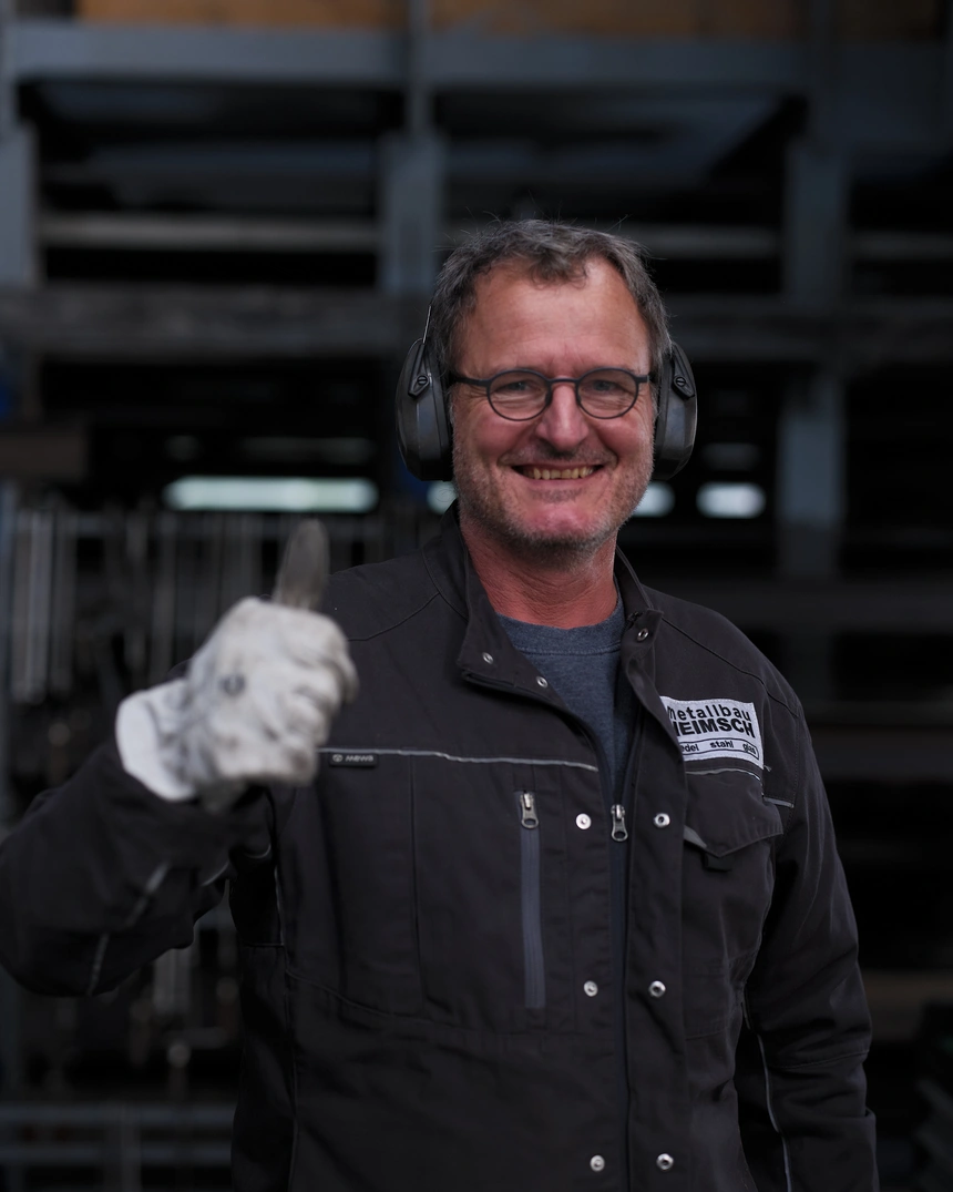 Metallbauer von metallbau Heimsch mit Gehörschutz in der Werkstatt in Stuttgart-Degerloch