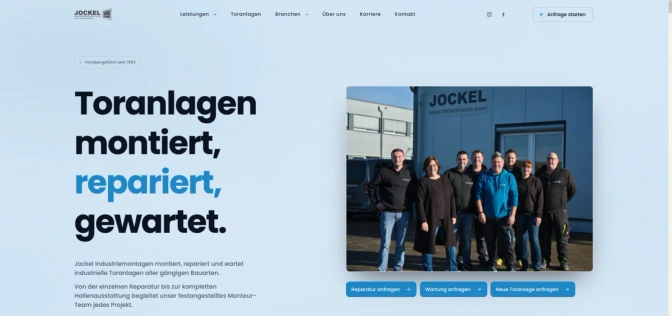 Startseite von Jockel Industriemontagen: helle Seite mit der Überschrift Toranlagen montiert, repariert, gewartet, rechts ein Foto des Teams vor der Firmenhalle.