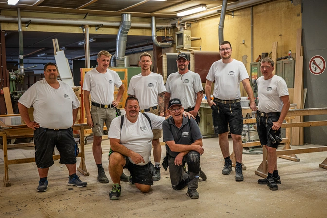 Das Team der Kurt Buck Baugesellschaft vor dem Firmengebäude in Bremervörde