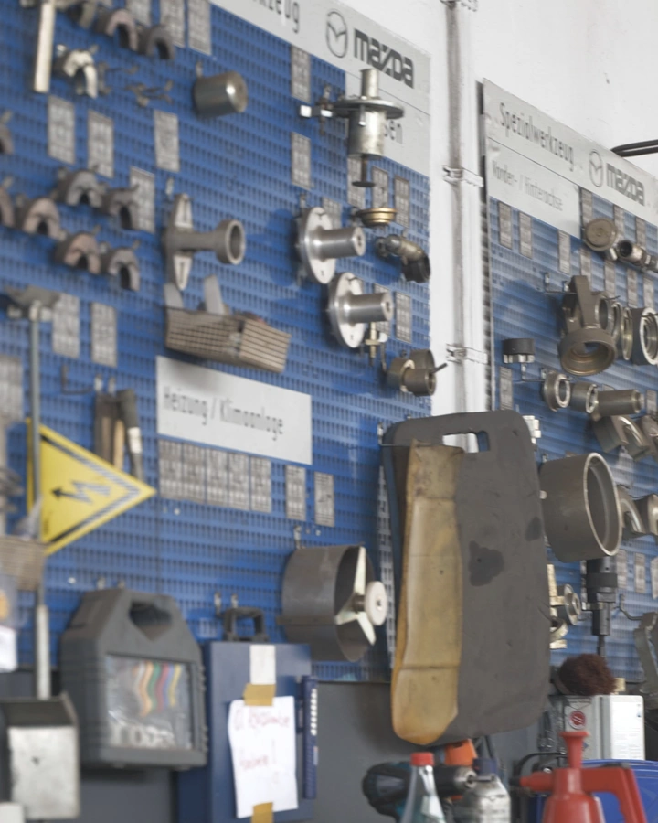 Werkzeugwand in der Werkstatt des Autohauses Komet