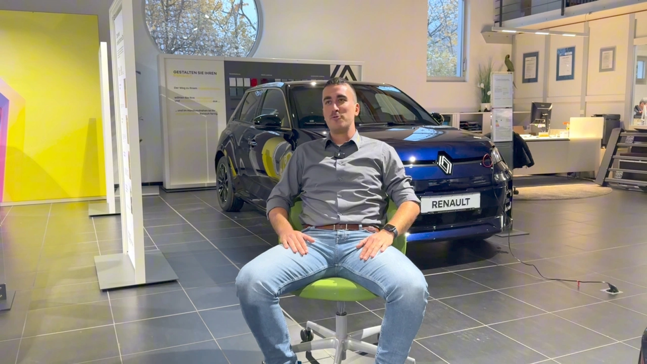 Luca Gutmann im Interview im Verkaufsraum des Autohauses Gutmann