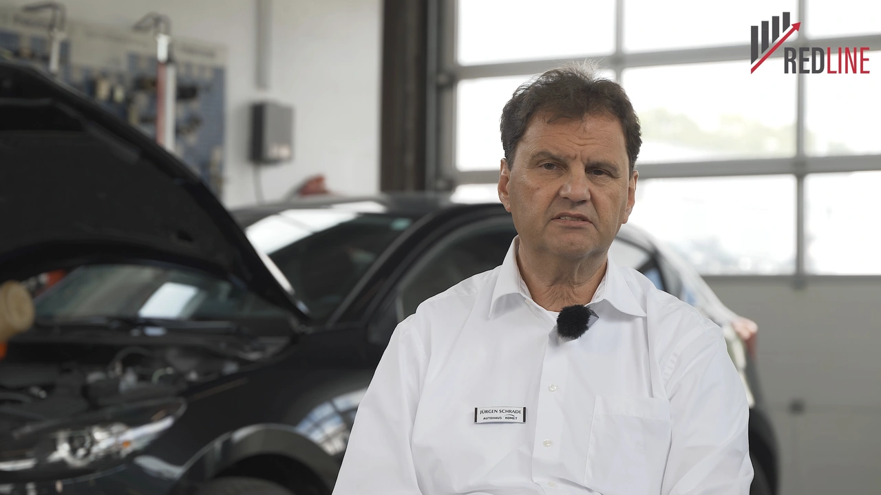 Jürgen Schrade im Interview in der Werkstatt des Autohauses Komet
