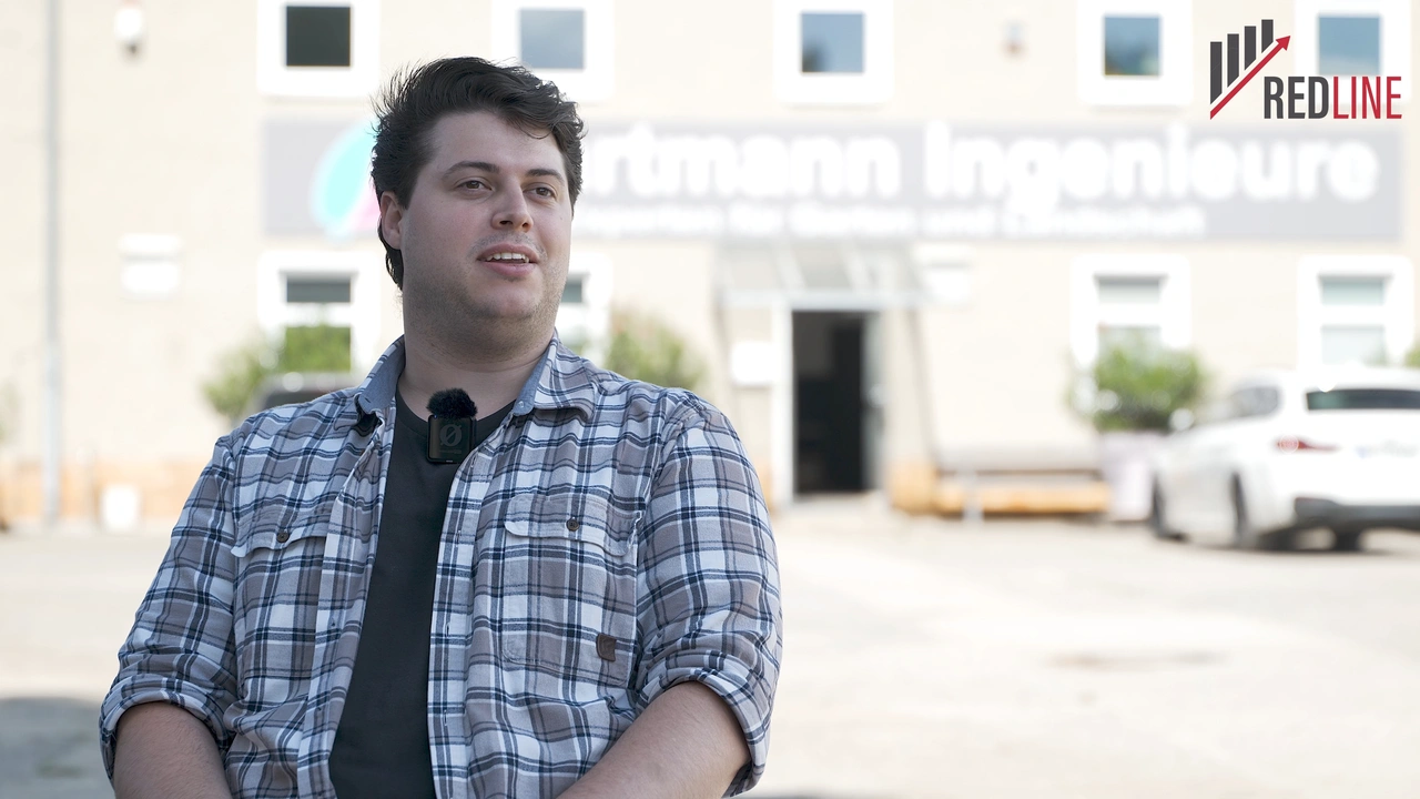 Linus Bohneberg im Interview vor dem Firmengebäude von Hartmann Ingenieure