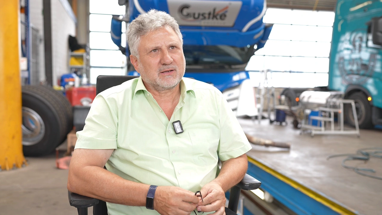 Hartwig Popp im Interview in der Lkw-Werkstatt von Nutzfahrzeuge Bargeshagen