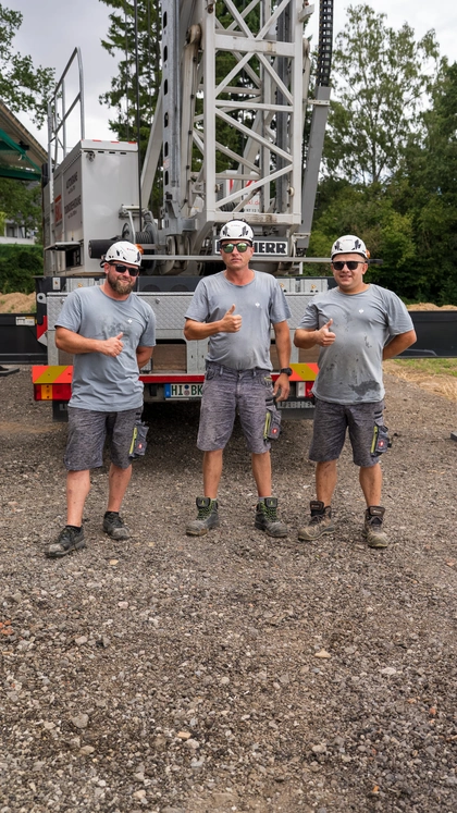 Ein Monteur von Riediger Hallenmontagen auf der Baustelle, Aufnahme im Hochformat